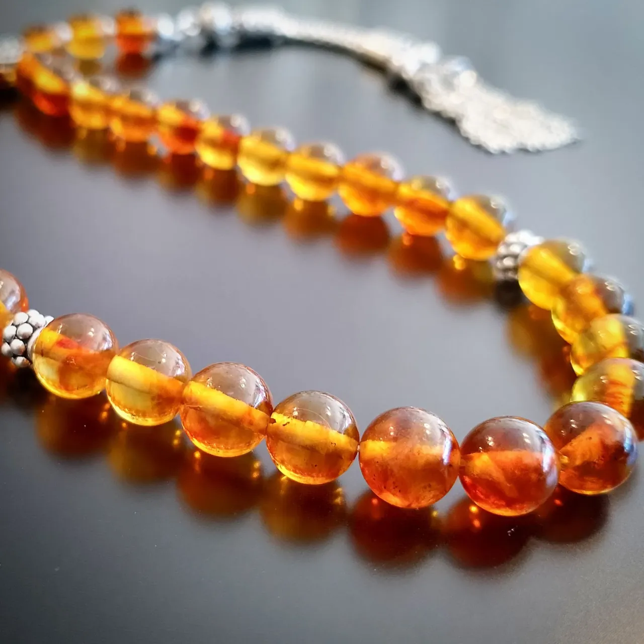 Kehribar Taşıyla Enerjinizi Yükseltin - Sıcak ve Zamansız Stil