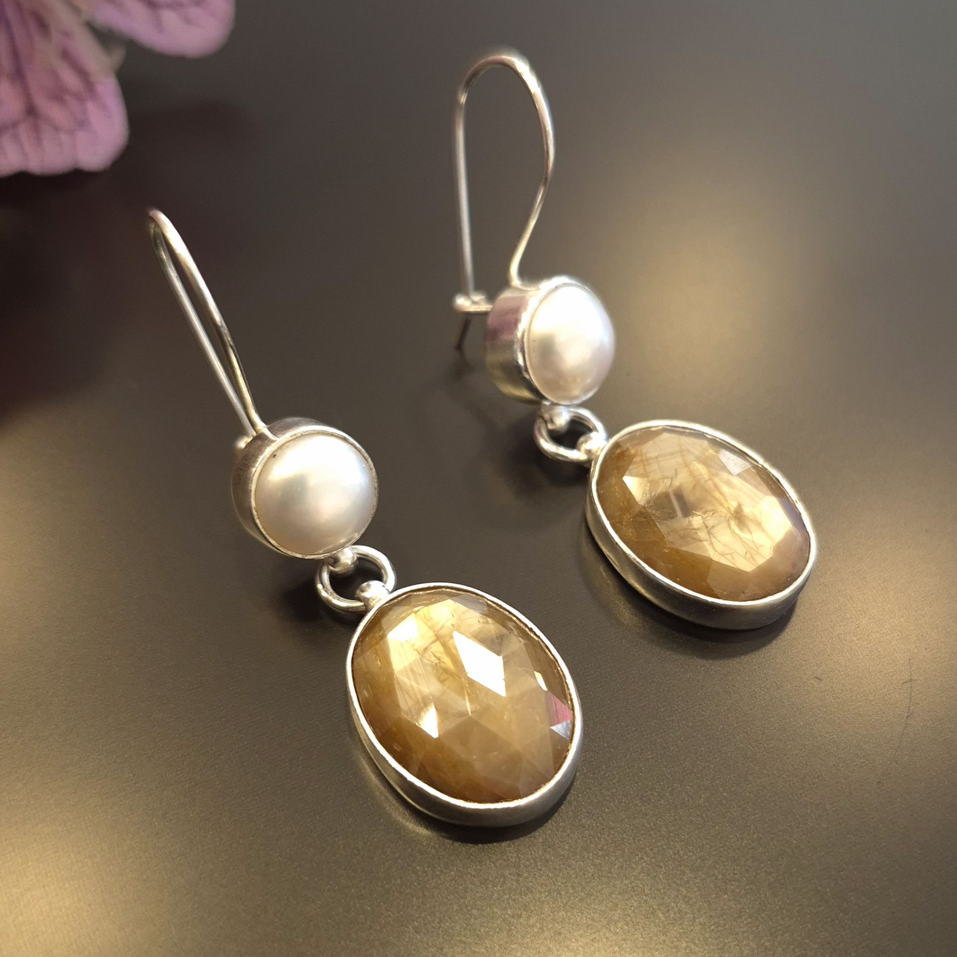 Sarı Safir ve İnci Tasarım Gümüş Küpe