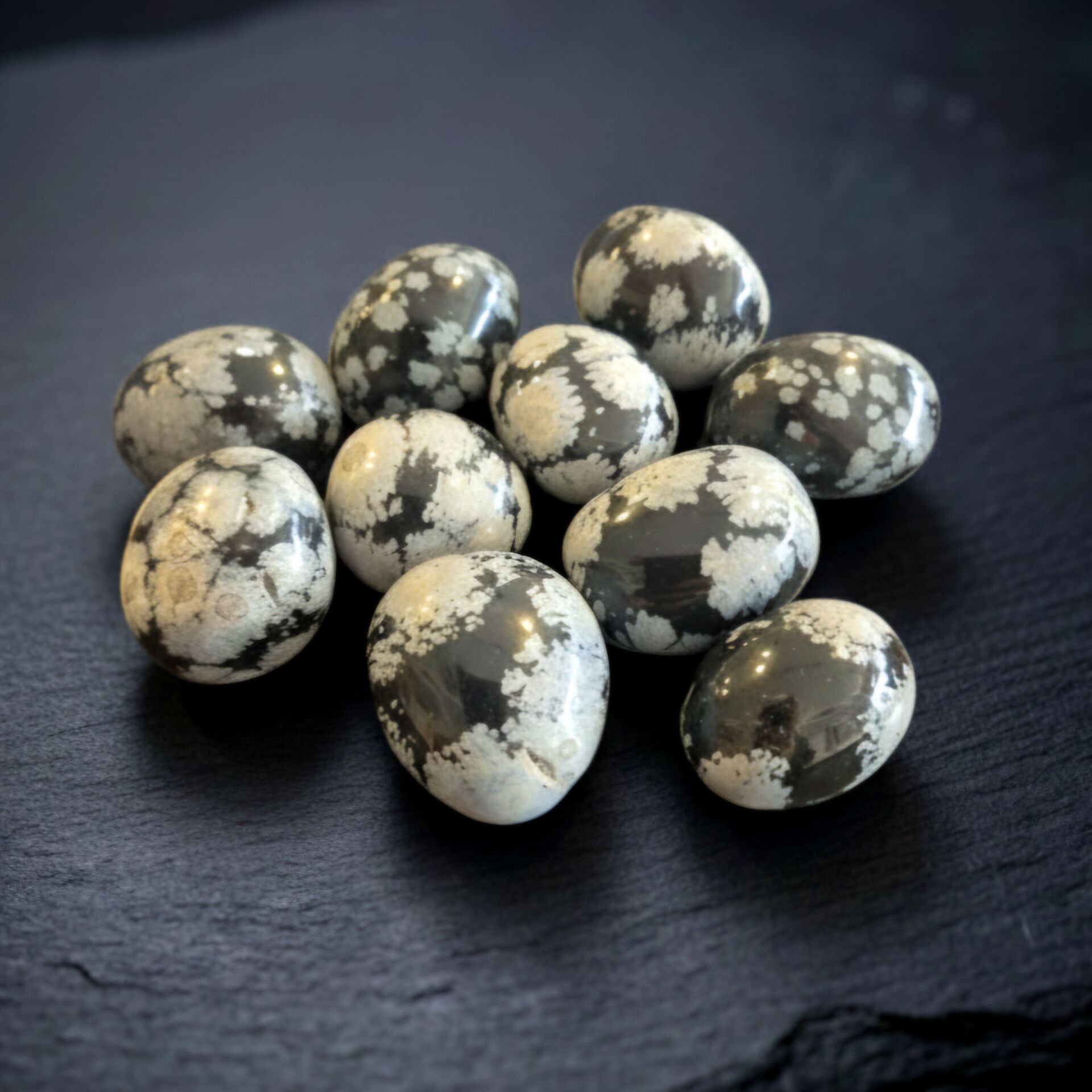 Karlı Obsidyen Taşı Kütle