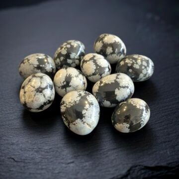 Karlı Obsidyen Taşı Kütle