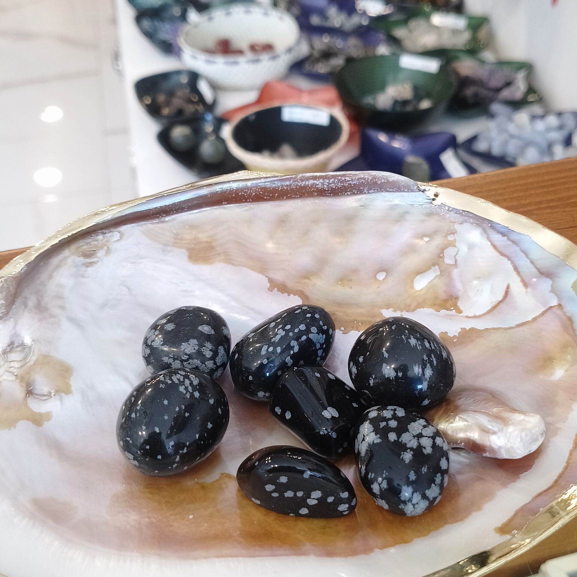 Karlı Obsidyen Taşı Kütle